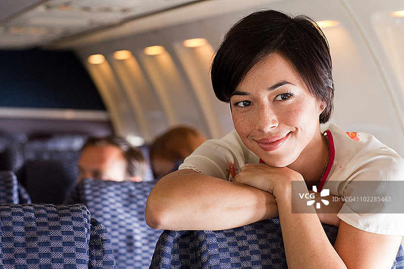 在飞机上的年轻女人图片素材