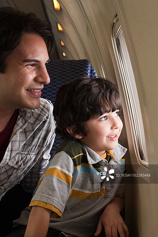 父子在飞机上图片素材