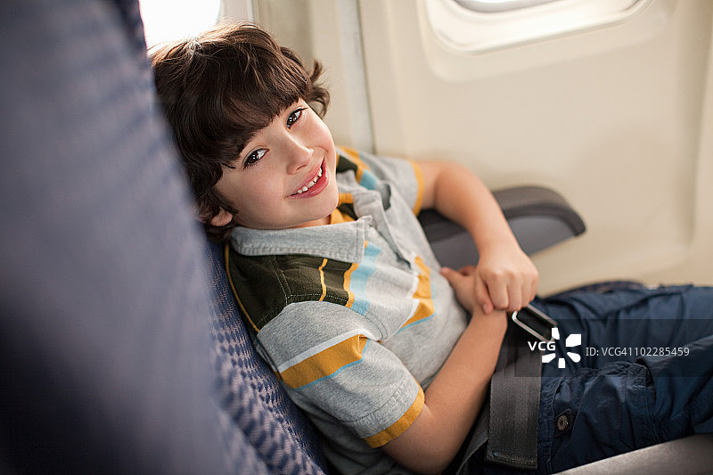 在飞机上的男孩图片素材