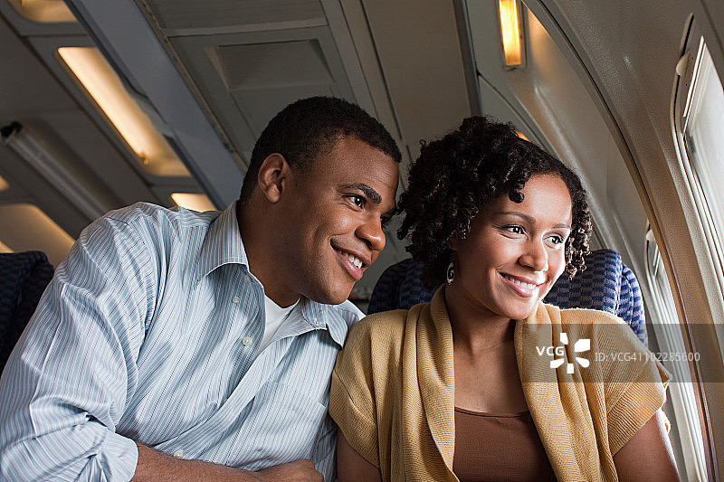 在飞机上的情侣图片素材