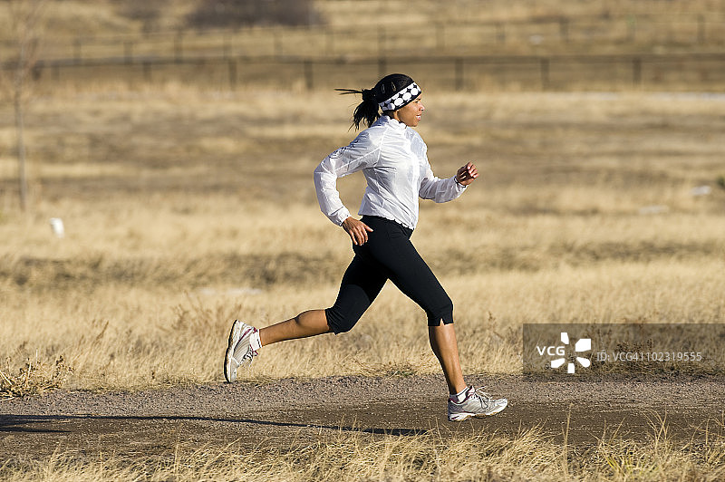 在科罗拉多州博尔德跑步的女人图片素材