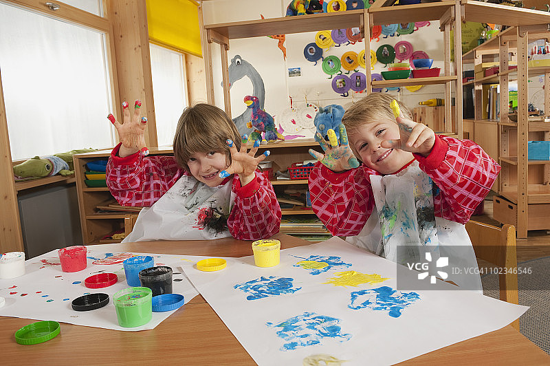 德国幼儿园男孩手指画图片素材