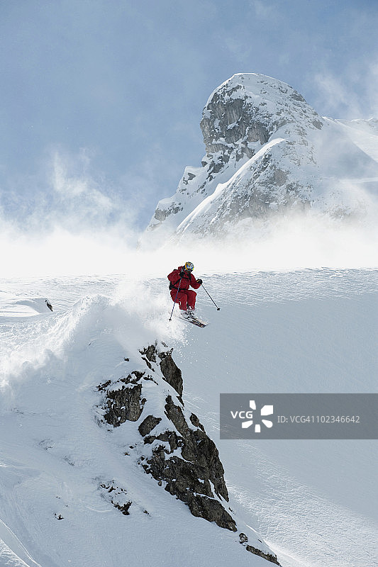 奥地利阿尔贝格男子滑雪下坡图片素材