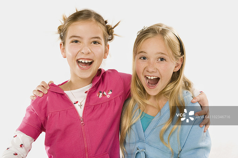 两个拥抱微笑的女孩的肖像图片素材