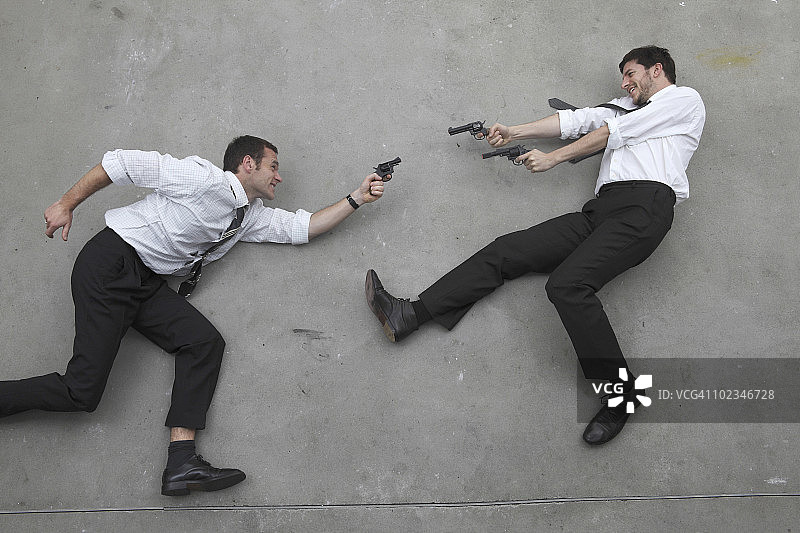 两位商人用武器决斗，肖像，仰视图片素材