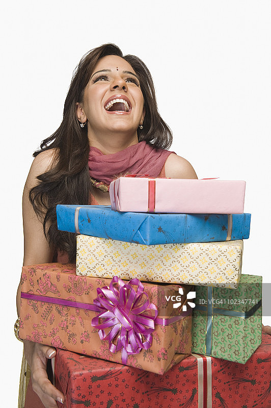 抱着一堆礼物大笑的女人图片素材