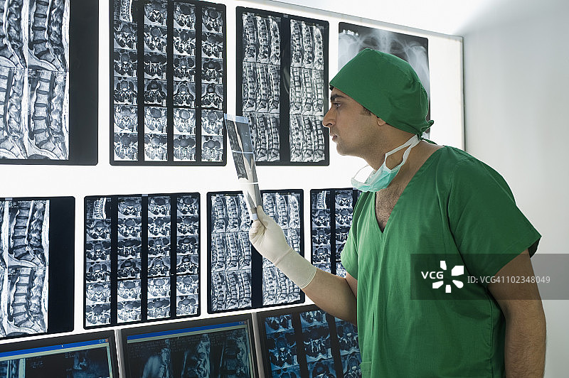 男医生检查X光报告图片素材
