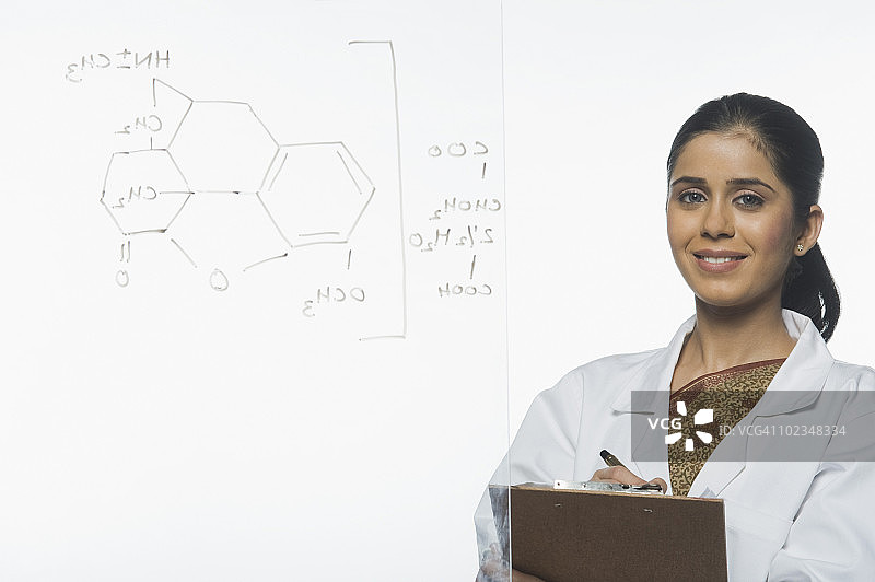 在写字板上书写化学方程式的科学家图片素材