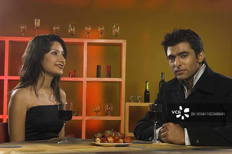 酒吧情侣特写图片素材