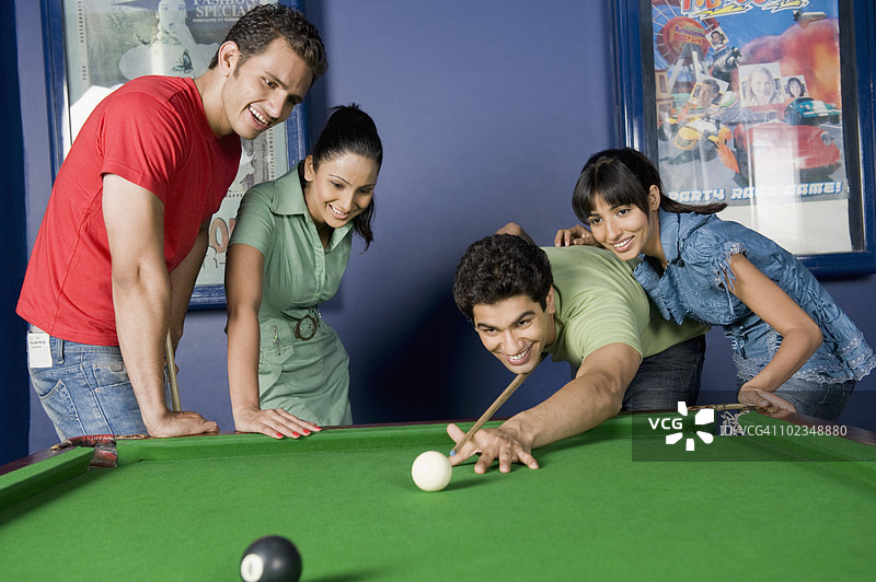 打台球和观看比赛的朋友们图片素材