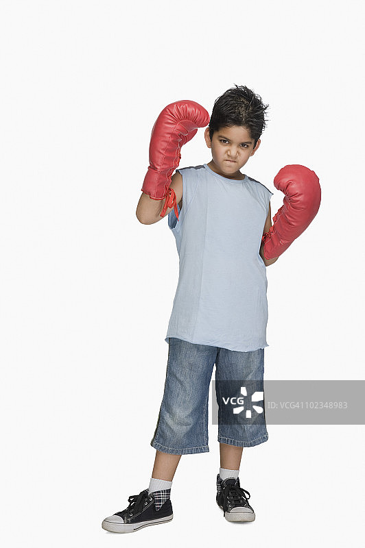 男孩戴着拳击手套的肖像图片素材
