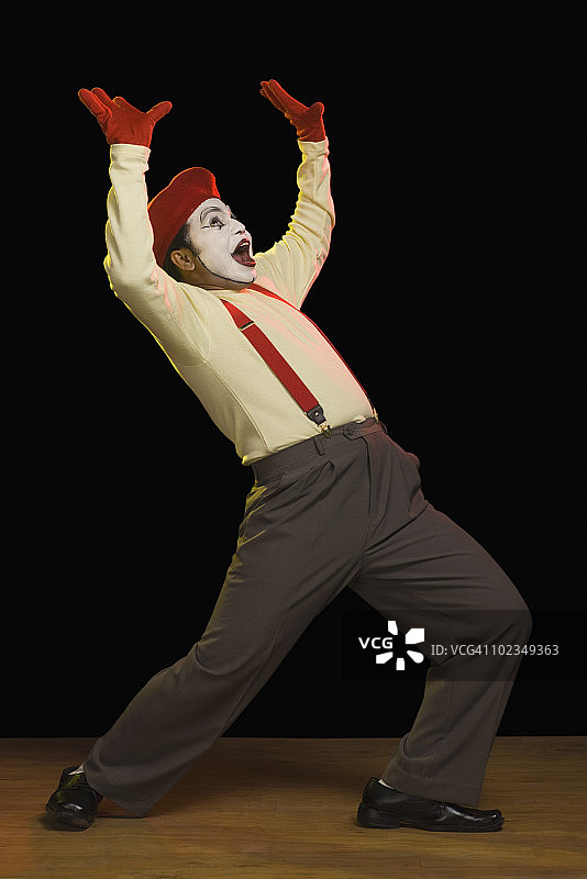 舞台上的小丑表演图片素材