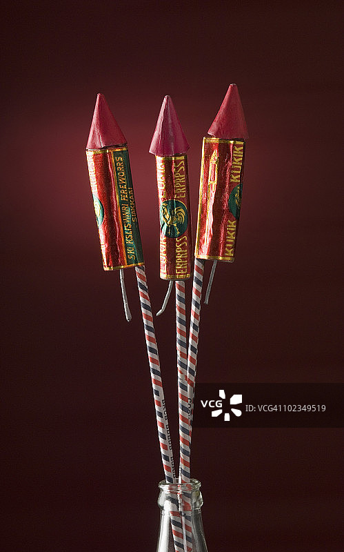 三枚瓶装火箭特写图片素材