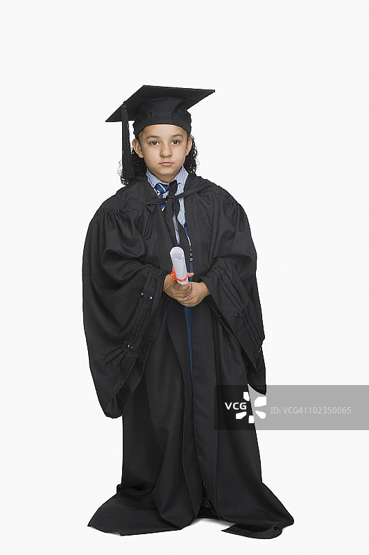 身穿毕业礼服，手持文凭的女孩肖像图片素材