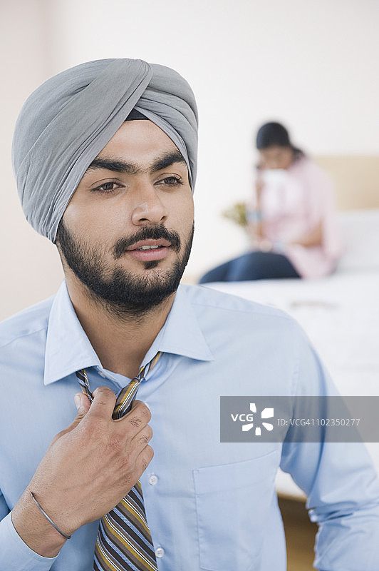 正在穿衣服的商人图片素材