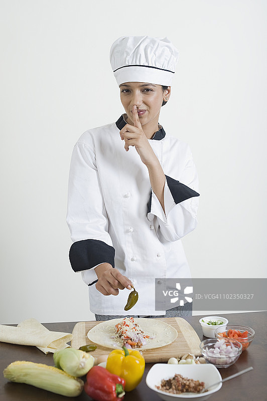在厨房准备墨西哥法士达的女人图片素材