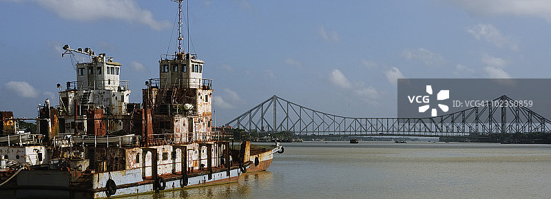 印度西孟加拉邦加尔各答胡格利河上的豪拉桥背景船只图片素材