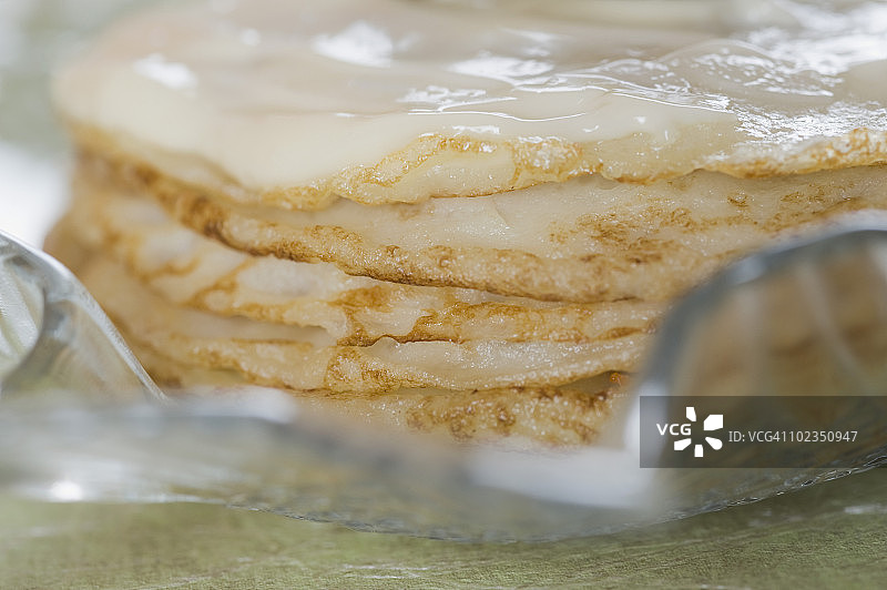 特写：盘中的薄烤饼图片素材