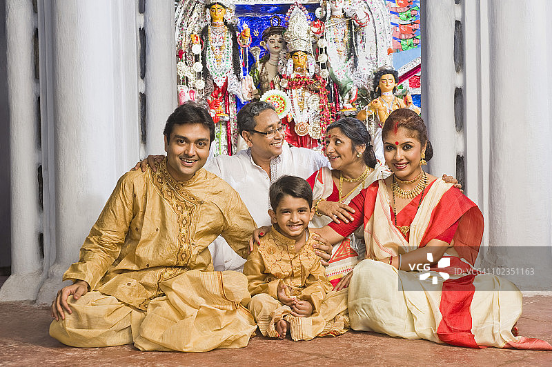 一家人坐在寺庙里图片素材