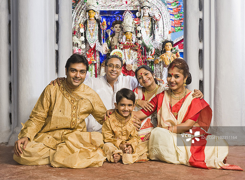 一家人坐在寺庙里图片素材