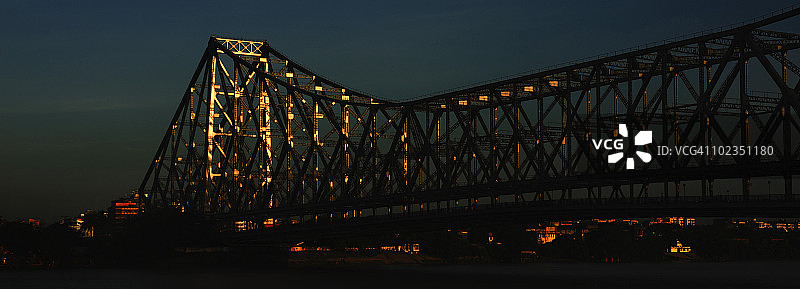 从低角度拍摄的印度西孟加拉邦加尔各答胡格利河豪拉大桥图片素材