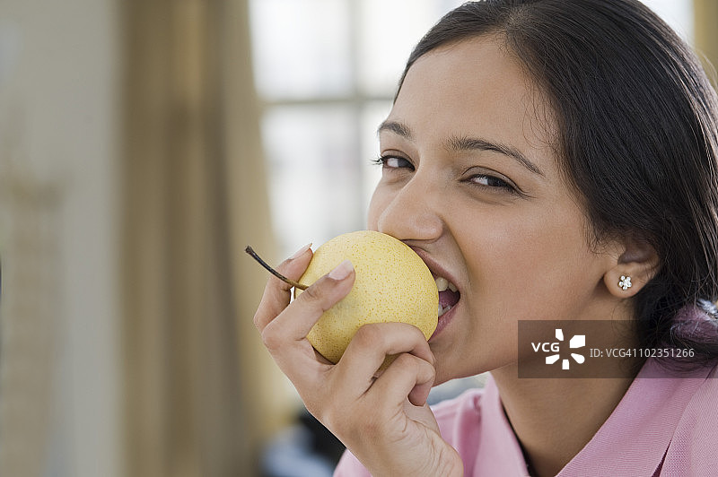 портрет吃梨的女人图片素材