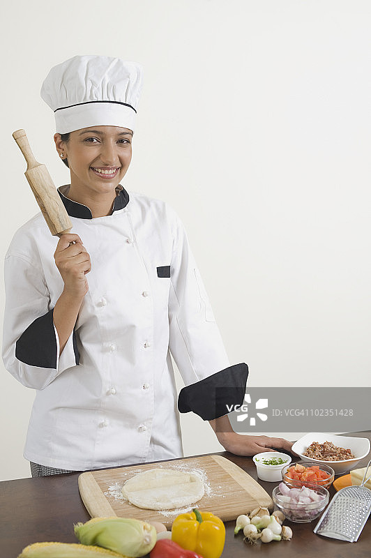 在厨房准备食物的女厨师图片素材