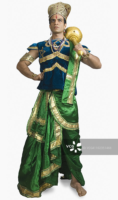 打扮成神话人物手持权杖的男人图片素材