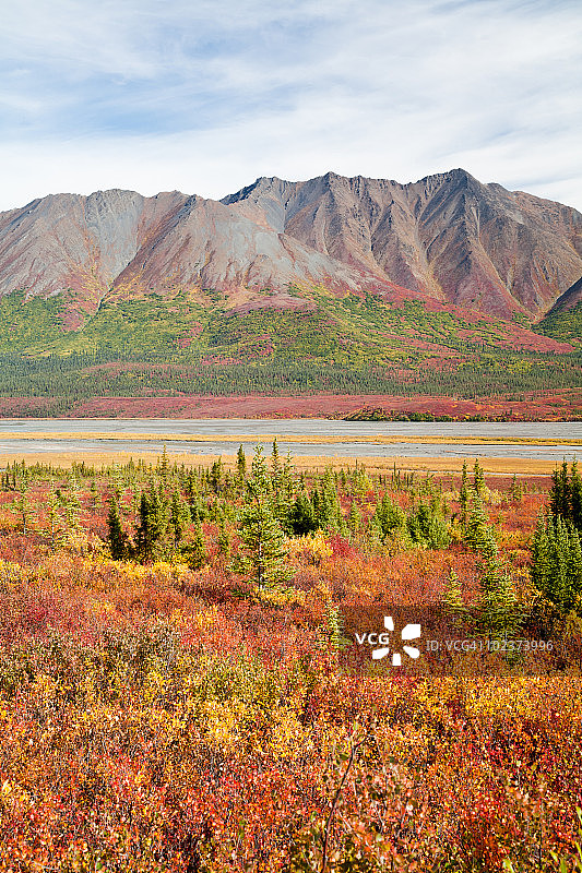 苏西特纳河畔的山脉图片素材