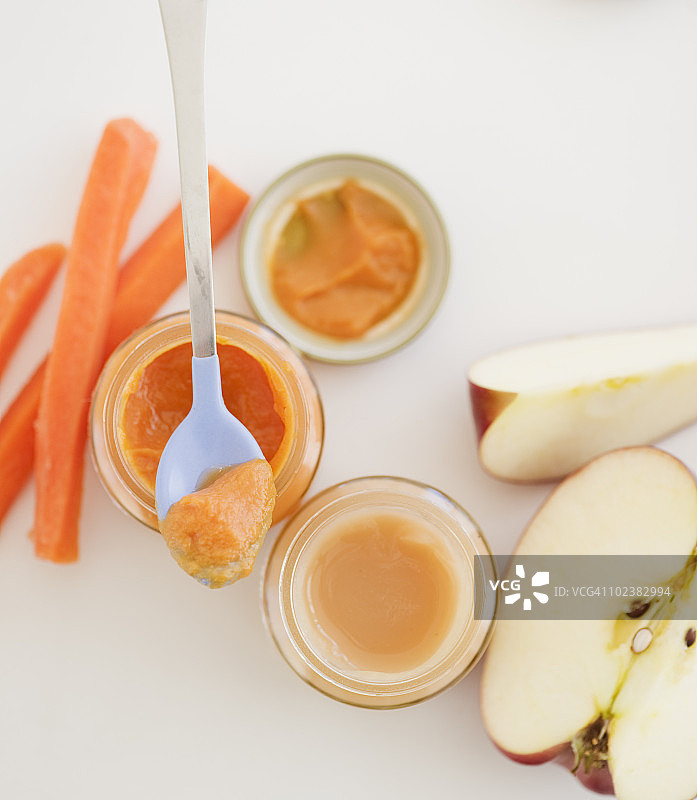 婴儿食品与胡萝卜和苹果片图片素材