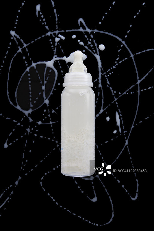 洒了牛奶的奶瓶图片素材
