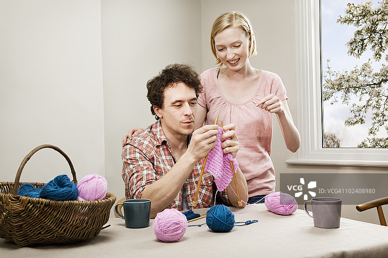 女人教男人编织图片素材