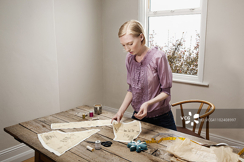 正在缝纫和准备样品的女人图片素材