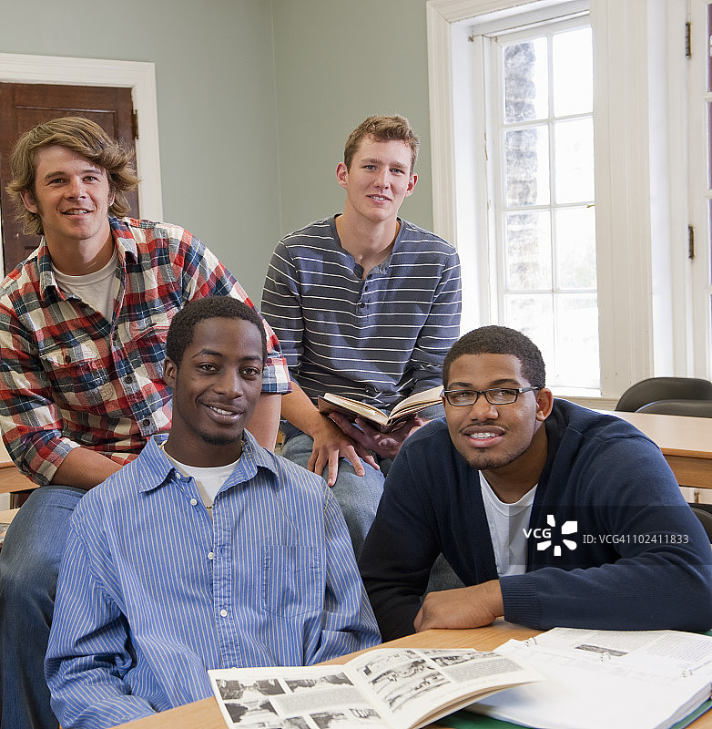 教室里的大学生肖像图片素材