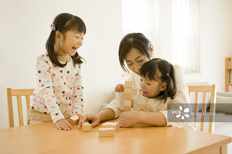 母女玩积木图片素材