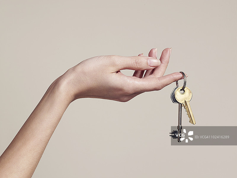 手持钥匙的女人图片素材