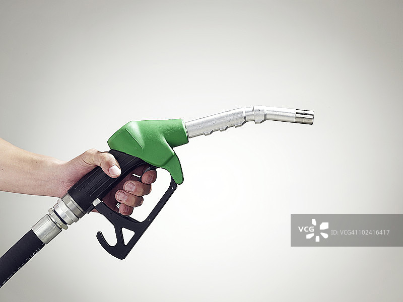 手持汽油泵的男人，手部特写图片素材