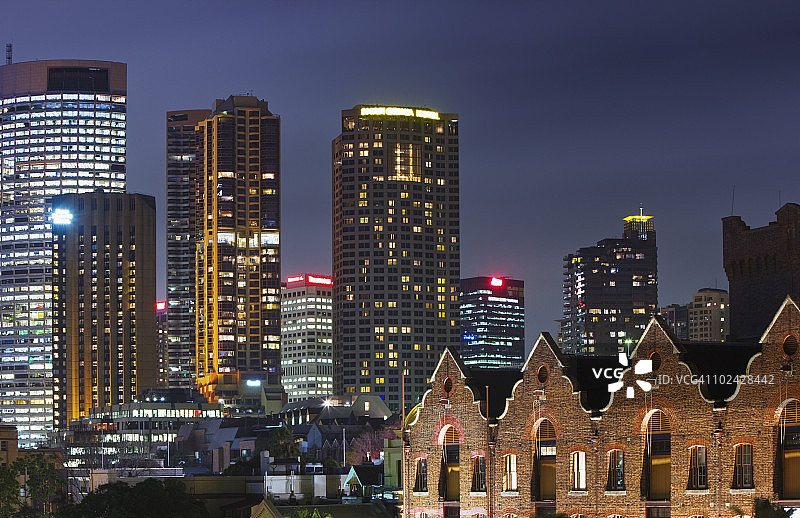 夜晚岩石区的城市天际线图片素材