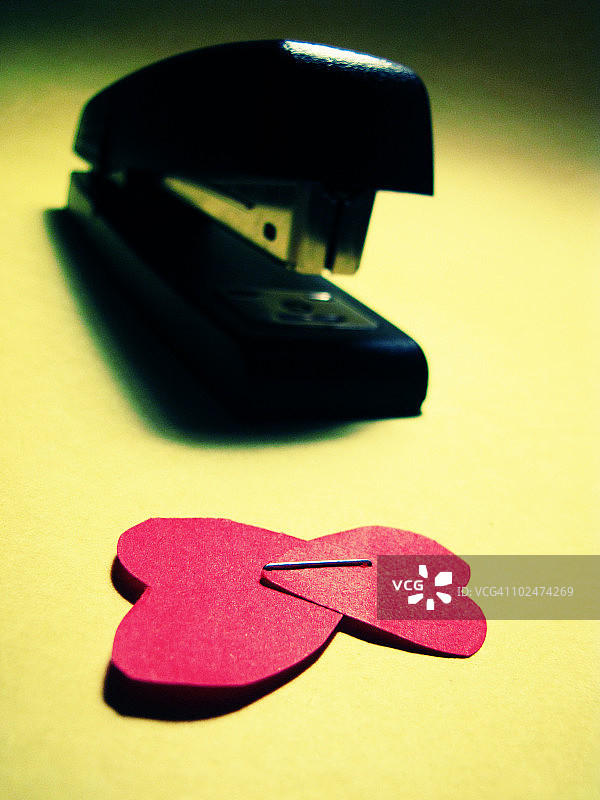 订书机里的两颗纸质心图片素材