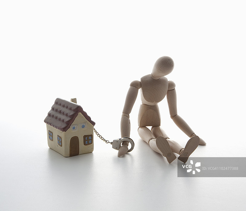 玩具房子和带手铐的娃娃图片素材