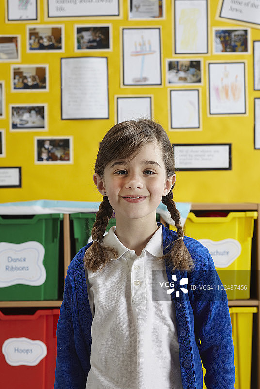 看起来快乐自信的年轻学生图片素材