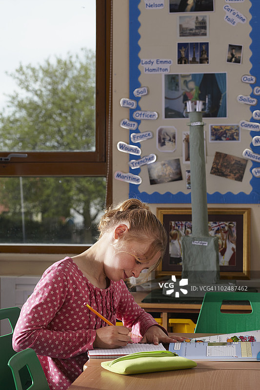 年轻学生独自专心学习图片素材