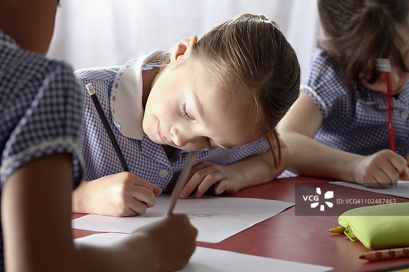 孩子们在学校里一起工作图片素材