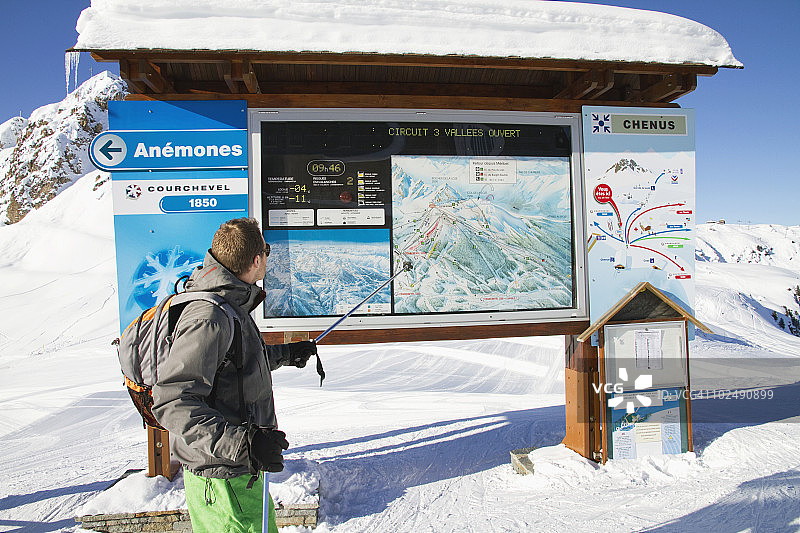 法国高雪维尔男滑雪者查看地图图片素材