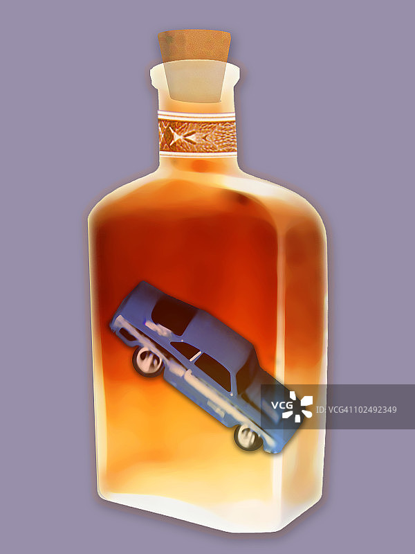 酒精瓶内撞毁的汽车图片素材