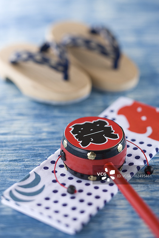 咚咚鼓、手巾和木屐图片素材