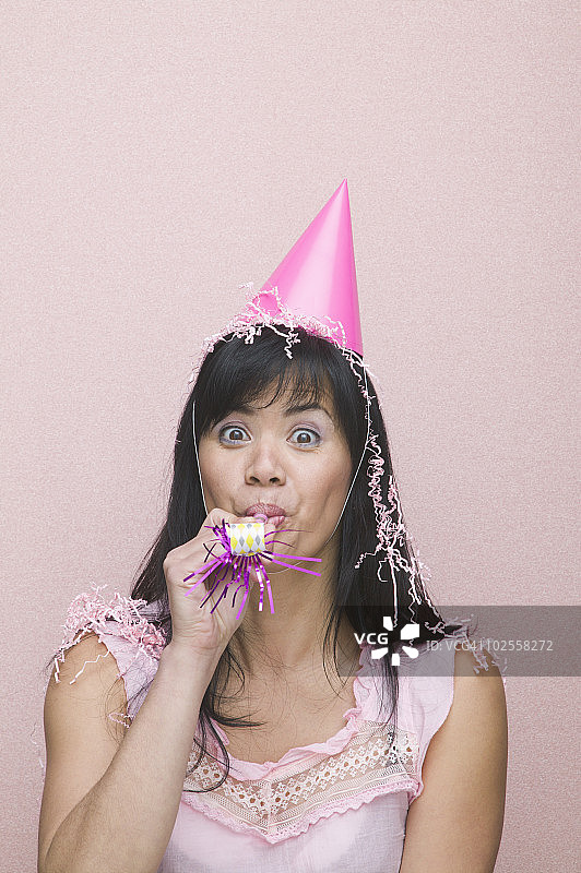 戴着派对帽和彩带的女性特写图片素材
