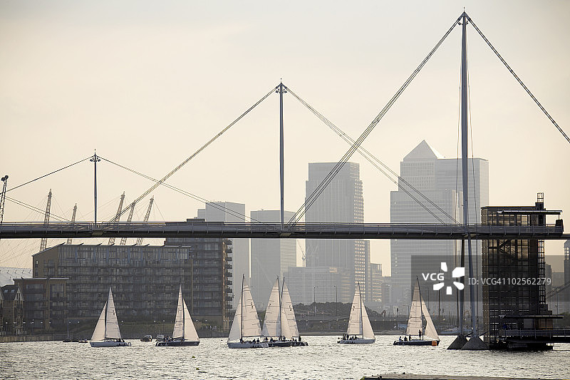 金丝雀码头船坞区的帆船图片素材