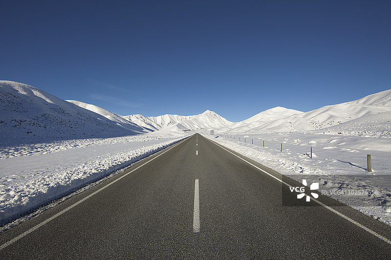 穿过雪地的道路图片素材