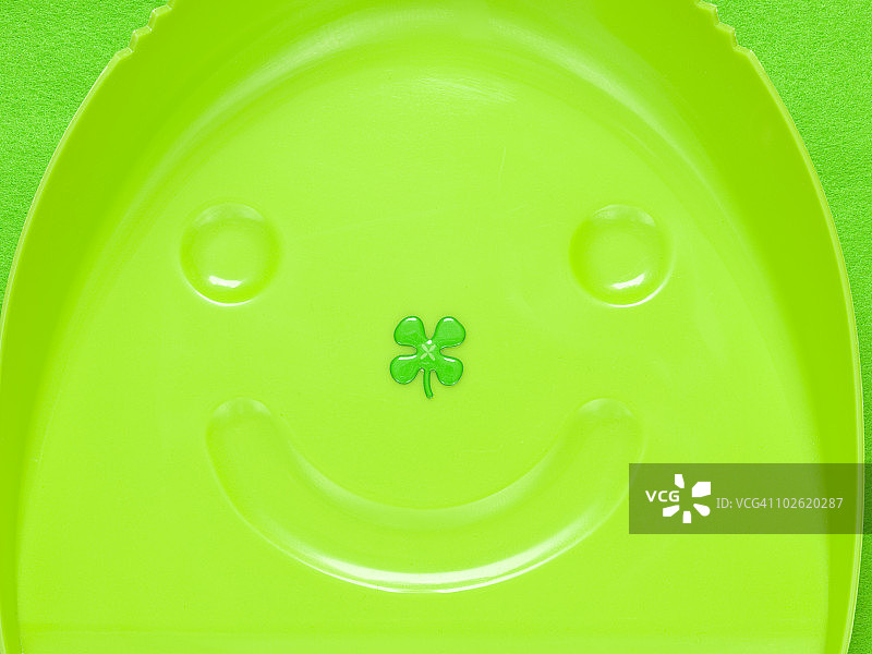 绿色簸箕和四叶草图片素材